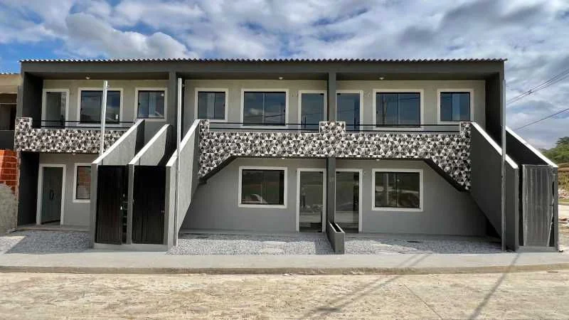 Fachada com escadas externas do imóvel MATRIZ154, Alvorá, Cabuçu, Nova Iguaçu